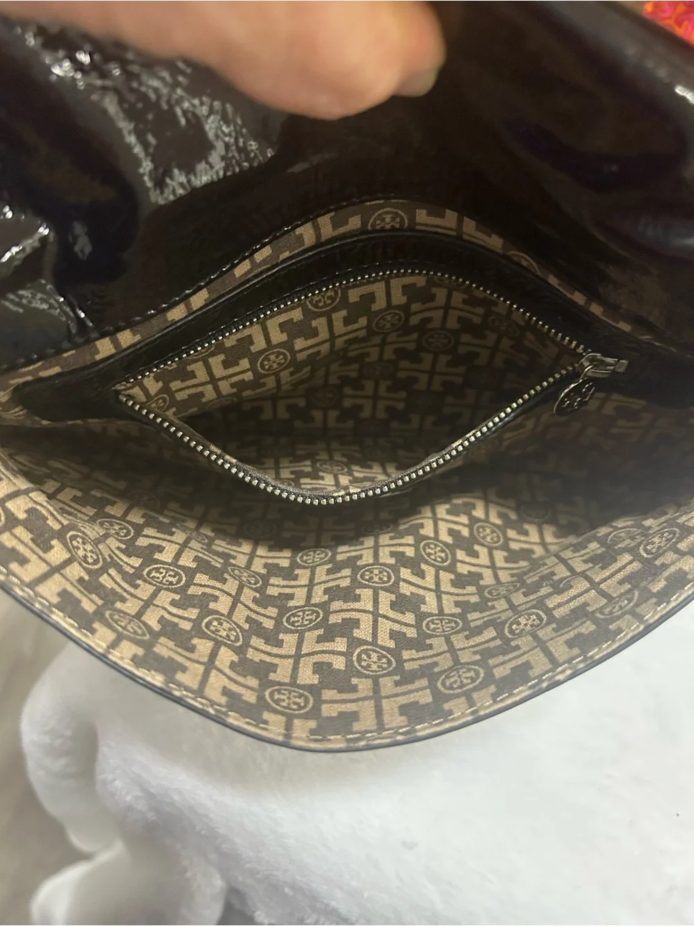 Tory Burch Black Patent Leather Logo Wristlet Clutch - Picture 8 of 14